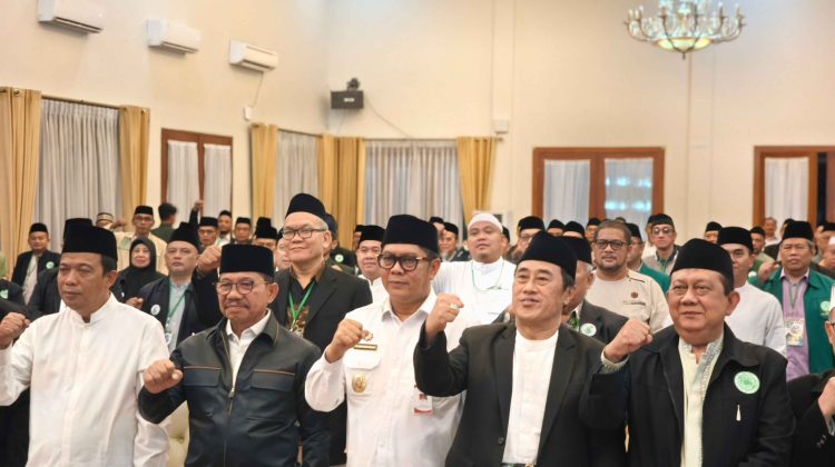 Wali Kota Tangerang, Sachrudin & Wakil Wali Kota Maryono Hasan (tengah) dalam acara Musda VII MUI Kota Tangerang (foto: tangerangpedia)