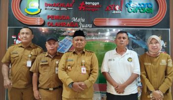 Kepala Dispora Kaonang (tengah) bersama Ketua Tim Kerja Olahraga Dispora Kota Tangerang (foto:ist)