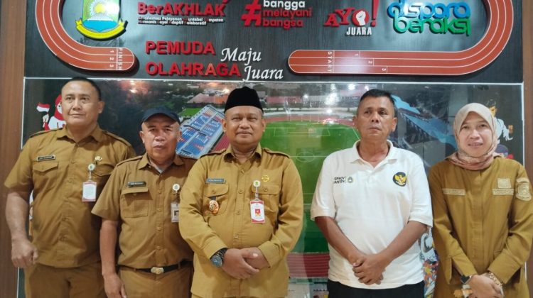 Kepala Dispora Kaonang (tengah) bersama Ketua Tim Kerja Olahraga Dispora Kota Tangerang (foto:ist)
