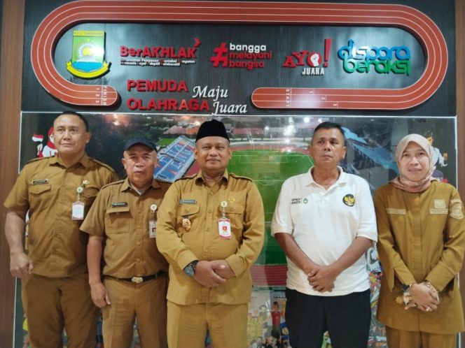 Kepala Dispora Kaonang (tengah) bersama Ketua Tim Kerja Olahraga Dispora Kota Tangerang (foto:ist)