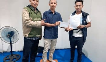 Gugun (tengah) saat mendaftar Bacalon Ketua di Sekretariat FKWT Kisamaun (foto:tangerangpedia)