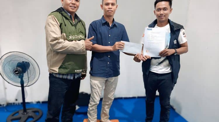 Gugun (tengah) saat mendaftar Bacalon Ketua di Sekretariat FKWT Kisamaun (foto:tangerangpedia)