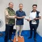 Gugun (tengah) saat mendaftar Bacalon Ketua di Sekretariat FKWT Kisamaun (foto:tangerangpedia)