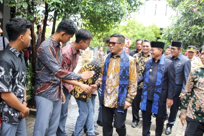 
					Guber Banten Andra Soni didampingi Wali Kota Wakil Wali Kota Tangerang Sachrudin Maryono Hasan disambut siswa SMAN 14 Kota Tangerang (foto: istimewa)