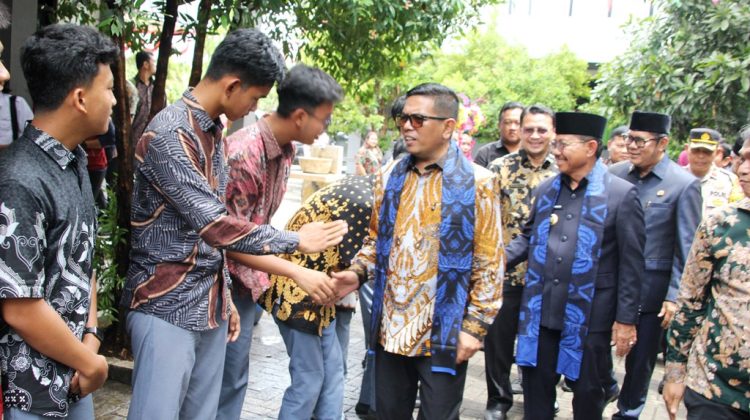 Guber Banten Andra Soni didampingi Wali Kota Wakil Wali Kota Tangerang Sachrudin Maryono Hasan disambut siswa SMAN 14 Kota Tangerang (foto: istimewa)