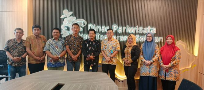 
Rombongan PWI Kota Tangsel dipimpin oleh Ketua Edy Riyadi bersama Dinas Pariwisata Kota Tangerang Selatan (foto:ist)