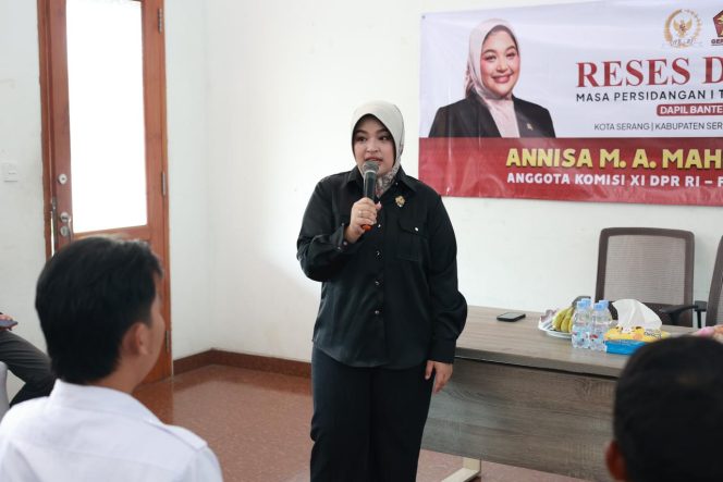 
Anggota DPR RI Fraksi Partai Gerindra, Annisa Mahesa saat Reses dan menegaskan pentingnya penyaluran berbagai program bantuan pemerintah (foto:ist)