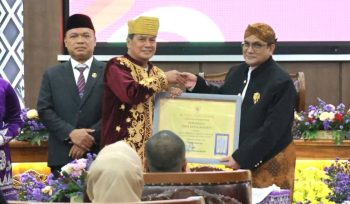 Perusahaan Umum Daerah Air Minum Tirta Kerta Raharja ( Perumdam TKR ) menerima  penghargaan sebagai BUMD Berkinerja Terbaik Nasional (foto:ist)