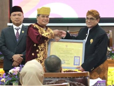 Perusahaan Umum Daerah Air Minum Tirta Kerta Raharja ( Perumdam TKR ) menerima  penghargaan sebagai BUMD Berkinerja Terbaik Nasional (foto:ist)