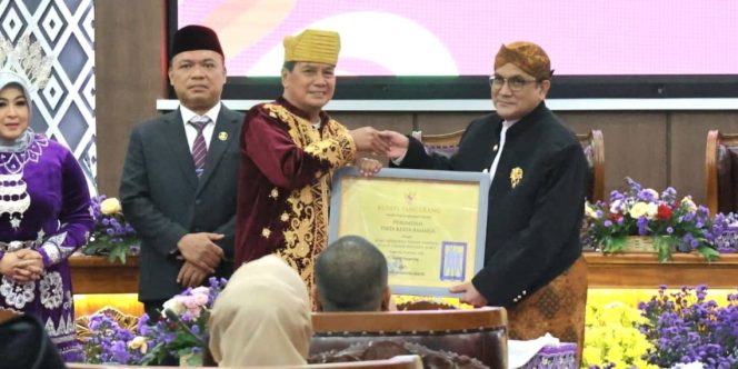 Perusahaan Umum Daerah Air Minum Tirta Kerta Raharja ( Perumdam TKR ) menerima  penghargaan sebagai BUMD Berkinerja Terbaik Nasional (foto:ist)