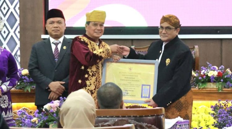 Perusahaan Umum Daerah Air Minum Tirta Kerta Raharja ( Perumdam TKR ) menerima penghargaan sebagai BUMD Berkinerja Terbaik Nasional (foto:ist)