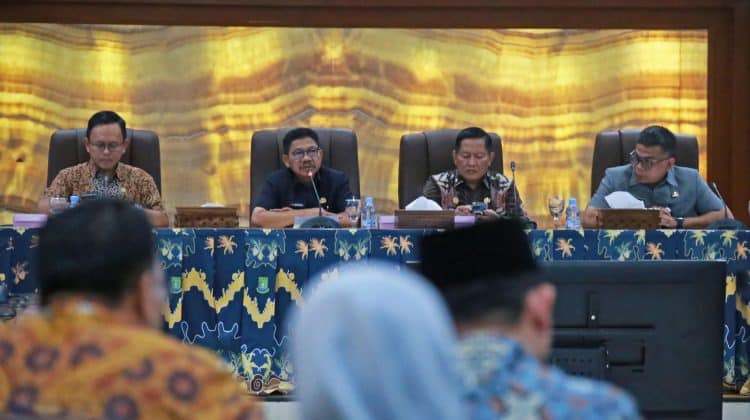 Wali Kota Tangerang H. Sachrudin dalam rapat evaluasi bidang lingkungan hidup yang digelar di Ruang Akhlakul Karimah (foto:ist)