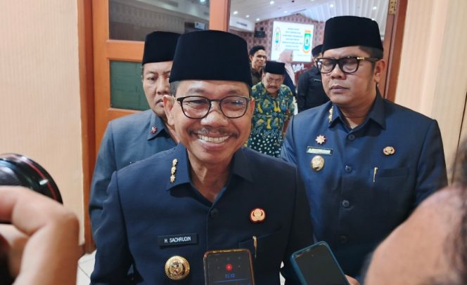 
					Wali Kota Sachrudin meladeni pertanyaan awak media usai Rapat Paripurna DPRD (foto:ist)
