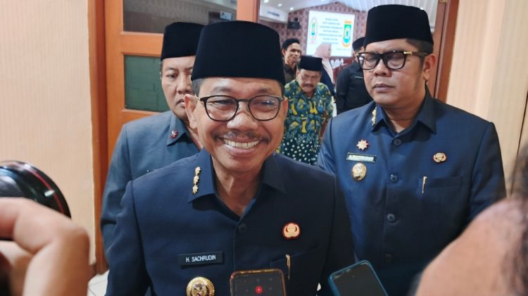 Wali Kota Sachrudin meladeni pertanyaan awak media usai Rapat Paripurna DPRD (foto:ist)