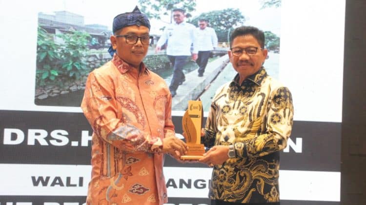 Gubernur Banten Andra Soni saat menyerahkan penghargaan kepada Walikota Tangerang Sachrudin pada Banten Achievement Tangerangpos Award 2025 (foto: Jie)