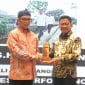 Gubernur Banten Andra Soni saat menyerahkan penghargaan kepada Walikota Tangerang Sachrudin pada Banten Achievement Tangerangpos Award 2025 (foto: Jie)