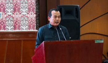 Teja Juru Bicara Fraksi PDI Perjuangan DPRD Kota Tangerang menyampaikan pandangan Fraksi dalam Rapat Paripurna. (Foto: Zie)