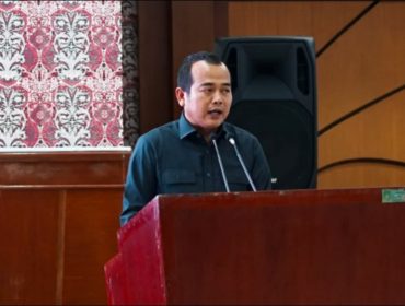 Teja Juru Bicara Fraksi PDI Perjuangan DPRD Kota Tangerang menyampaikan pandangan Fraksi dalam Rapat Paripurna. (Foto: Zie)