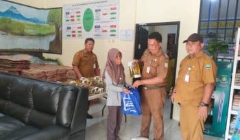 Penyaluran bantuan sosial (bansos) beras dari Badan Pangan Nasional (Bapanas) (foto:ist)