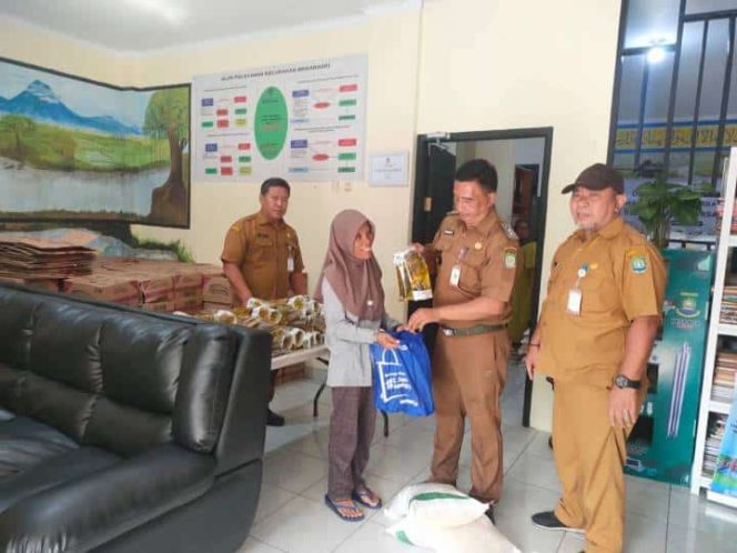 
Penyaluran bantuan sosial (bansos) beras dari Badan Pangan Nasional (Bapanas) (foto:ist)