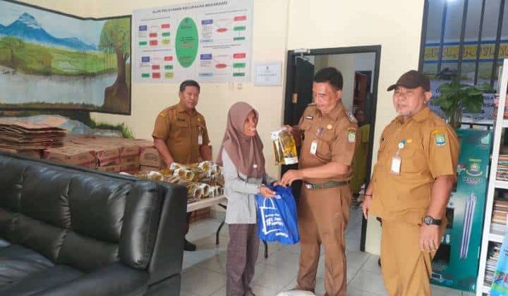 Penyaluran bantuan sosial (bansos) beras dari Badan Pangan Nasional (Bapanas) (foto:ist)