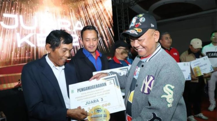 Sejumlah BKK yang mendapatkan pengharganan dalam Gebyar Balai Latihan Kerja (BLK) Kota Tangerang 2025 (foto:ist)