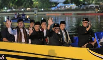 Wali Kota Tangerang Sachrudin, Wakil Wali Kota Tangerang Maryono Hasan, Bersama Kadis Budpar Boyke saat menaiki perahu pada Cisadane Digital Festival 2025 (foto:ist)