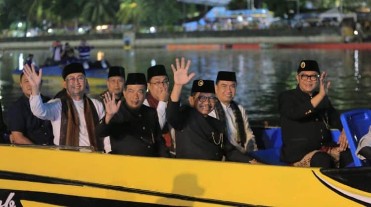 Wali Kota Tangerang Sachrudin, Wakil Wali Kota Tangerang Maryono Hasan, Bersama Kadis Budpar Boyke saat menaiki perahu pada Cisadane Digital Festival 2025 (foto:ist)