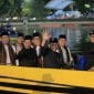 Wali Kota Tangerang Sachrudin, Wakil Wali Kota Tangerang Maryono Hasan, Bersama Kadis Budpar Boyke saat menaiki perahu pada Cisadane Digital Festival 2025 (foto:ist)
