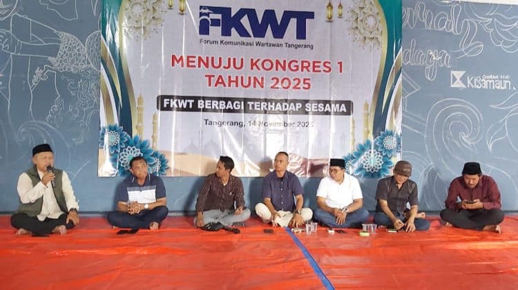 Acara pembagian sembako dalam