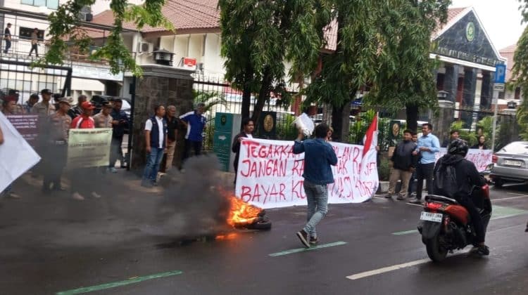 Aksi demo di depan kantor Pengadilan Negeri (PN) Tangerang (foto:ist)
