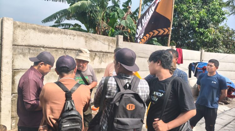 Warga Kedaung Wetan saat di minta keterangan tentang penutupan jalan oleh PT Grand Nirwana Indah (foto: ist)