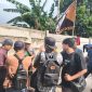 Warga Kedaung Wetan saat di minta keterangan tentang penutupan jalan oleh PT Grand Nirwana Indah (foto: ist)