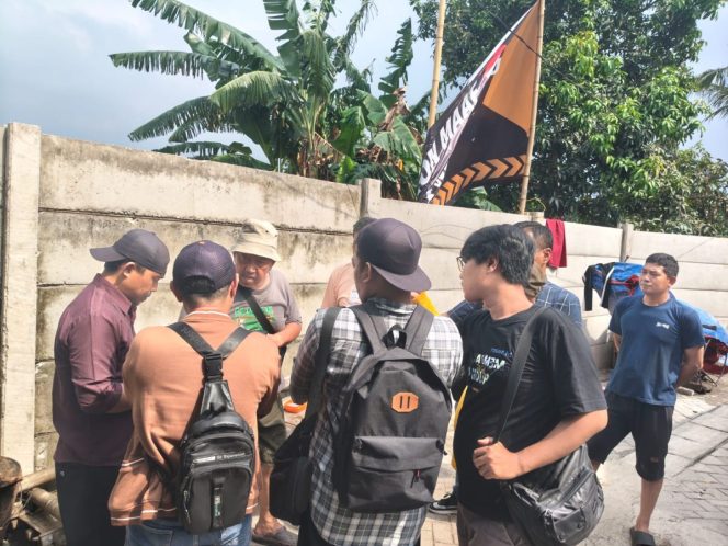 
Warga Kedaung Wetan saat di minta keterangan tentang penutupan jalan oleh PT Grand Nirwana Indah (foto: ist)
