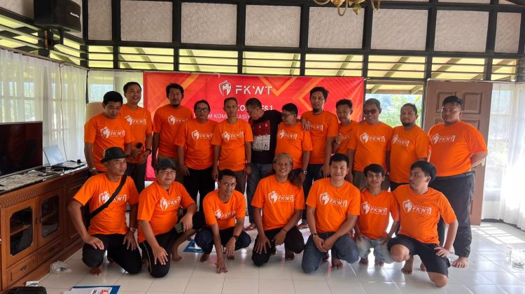 Ketua terpilih Gugun bersama anggota dalam kongres 1 FKWT di Puncak Bogor