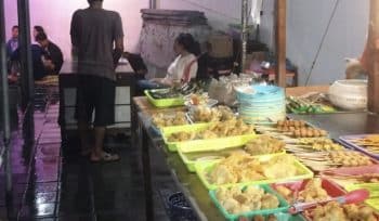 Aneka jajanan Angkringan Raden Bagus Semarang (foto: ist)