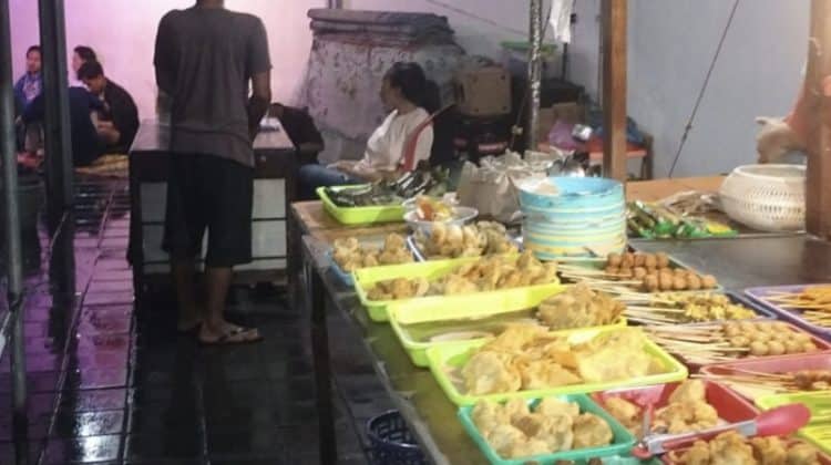 Aneka jajanan Angkringan Raden Bagus Semarang (foto: ist)