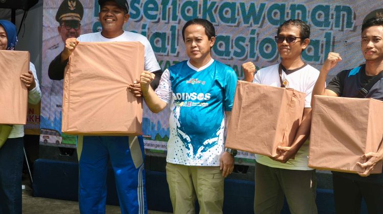 Kepala Dinas Sosial Kota Tangerang (tengah) dalam acara Hari Kesetiakawanan Sosial ke-61 yang di selenggarakan di Kantor Dinas Sosial Kota Tangerang (foto:tangerangpedia)