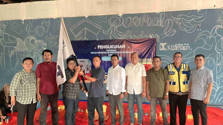 Penyerahan Bendera dalam acara pengukuhan Pengurus FKWT masa bakti 2025-2029