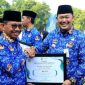 Camat Neglasari Andhika Nugraha, menerima Penghargaan Survei Kepuasan Masyarakat (SKM) di lingkungan Pemerintah Kota Tangerang (foto:ist)
