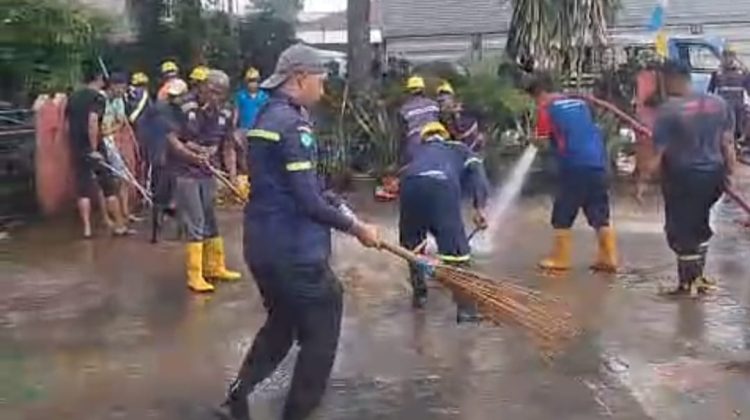 Perumdam Tirta Kerta Raharja Kabupaten Tangerang menangani banjir aakibat kebocoran pipa PDAM