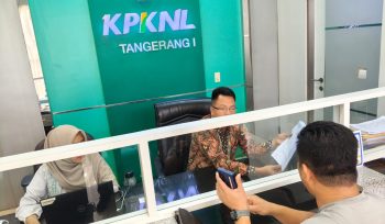 Peserta lelang datang ke KPKNL menanyakan transparansi lelang (foto:ist)