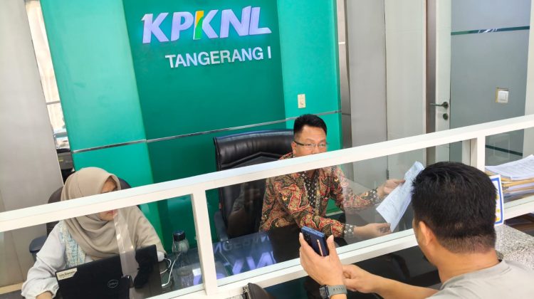 Peserta lelang datang ke KPKNL menanyakan transparansi lelang (foto:ist)