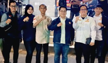 Ketua Karang Taruna Aditya Pratama (jas tengah) bersama jajarannya (foto:Ben)