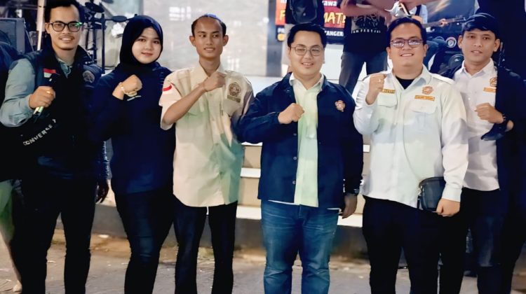 Ketua Karang Taruna Aditya Pratama (jas tengah) bersama jajarannya (foto:Ben)