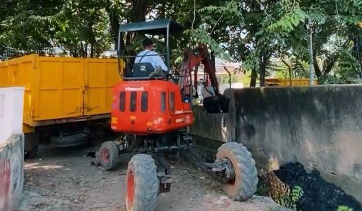 Dinas Pekerjaan Umum dan Penataan Ruang (PUPR) Kota Tangerang melakukan normalisasi saluran pembuangan (foto:ist)