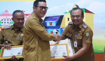 Penyerahan penghargaan Bang Baja dan Nong Dara Award 2025 oleh Wakil Wali Kota Tangerang sekaligus pengumuman keringanan pajak (foto:ist)