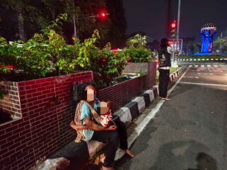 Anak jalanan ( gepeng) yang berada di lampu merah Tugu Adipura Kota Tangerang di malam hari (foto: tangerangpedia)