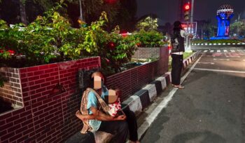 Anak jalanan ( gepeng) yang berada di lampu merah Tugu Adipura Kota Tangerang di malam hari (foto: tangerangpedia)