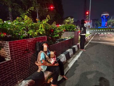 Anak jalanan ( gepeng) yang berada di lampu merah Tugu Adipura Kota Tangerang di malam hari (foto: tangerangpedia)